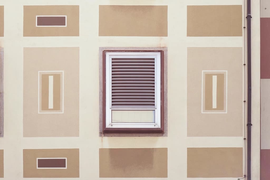 Grille d’aération sur un mur clair