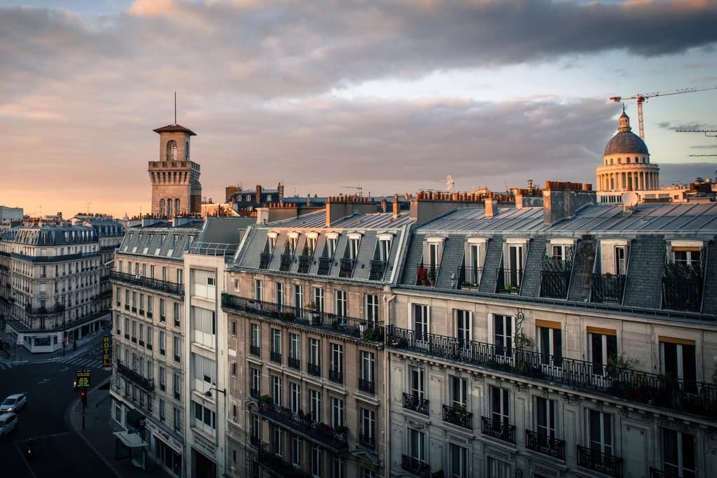 Toits en zinc et cheminées d’immeubles haussmanniens à Paris